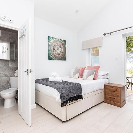 New, Stylish Studio Flat With Private Patio And Free On-Street Parking Check Out At 11Am Bournemouth Bagian luar foto