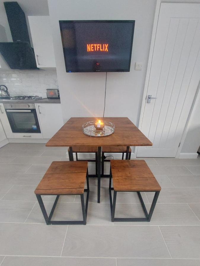 New, Stylish Studio Flat With Private Patio And Free On-Street Parking Check Out At 11Am Bournemouth Bagian luar foto