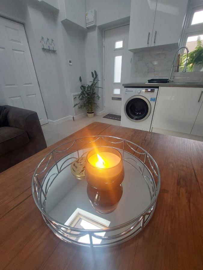New, Stylish Studio Flat With Private Patio And Free On-Street Parking Check Out At 11Am Bournemouth Bagian luar foto