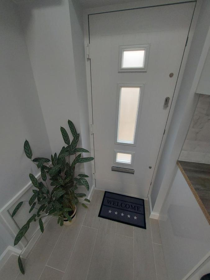 New, Stylish Studio Flat With Private Patio And Free On-Street Parking Check Out At 11Am Bournemouth Bagian luar foto