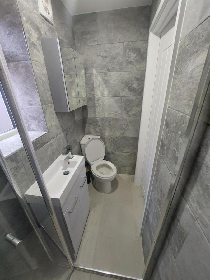 New, Stylish Studio Flat With Private Patio And Free On-Street Parking Check Out At 11Am Bournemouth Bagian luar foto
