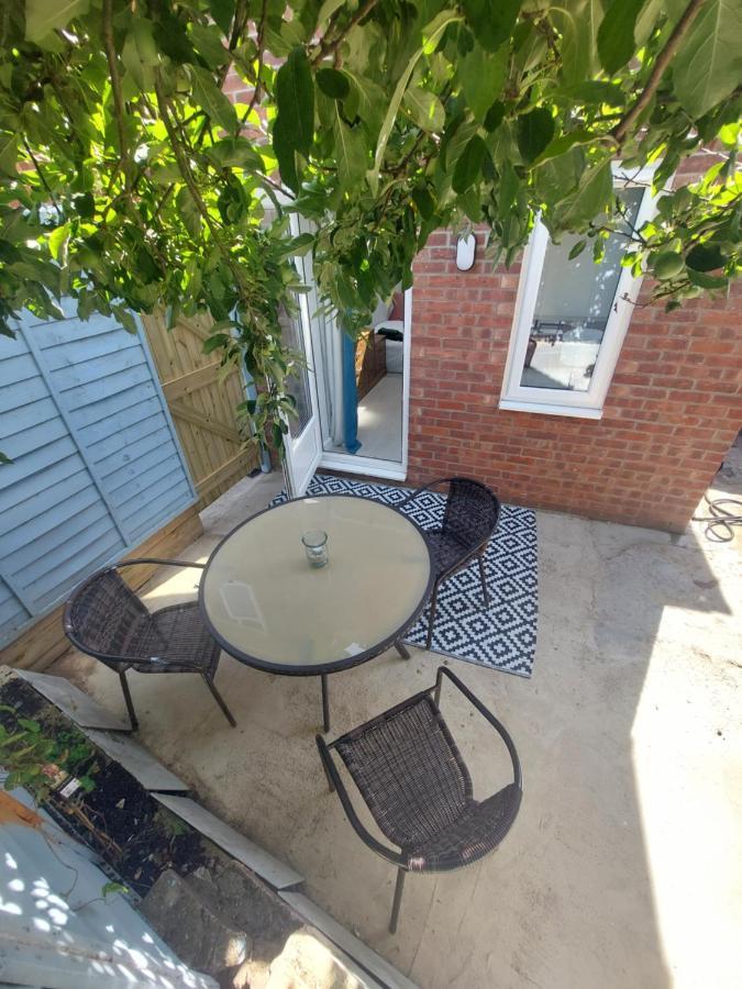 New, Stylish Studio Flat With Private Patio And Free On-Street Parking Check Out At 11Am Bournemouth Bagian luar foto