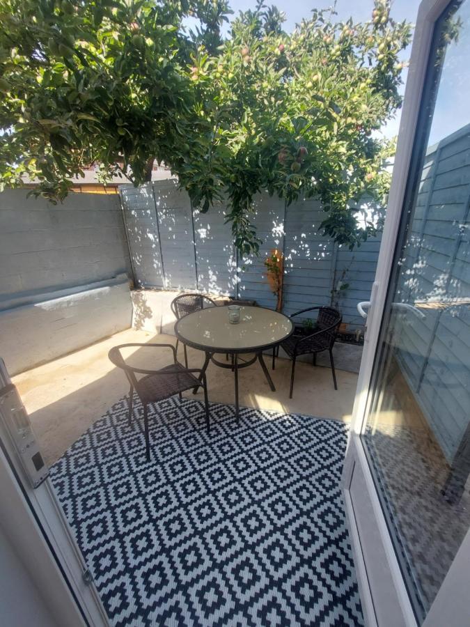 New, Stylish Studio Flat With Private Patio And Free On-Street Parking Check Out At 11Am Bournemouth Bagian luar foto