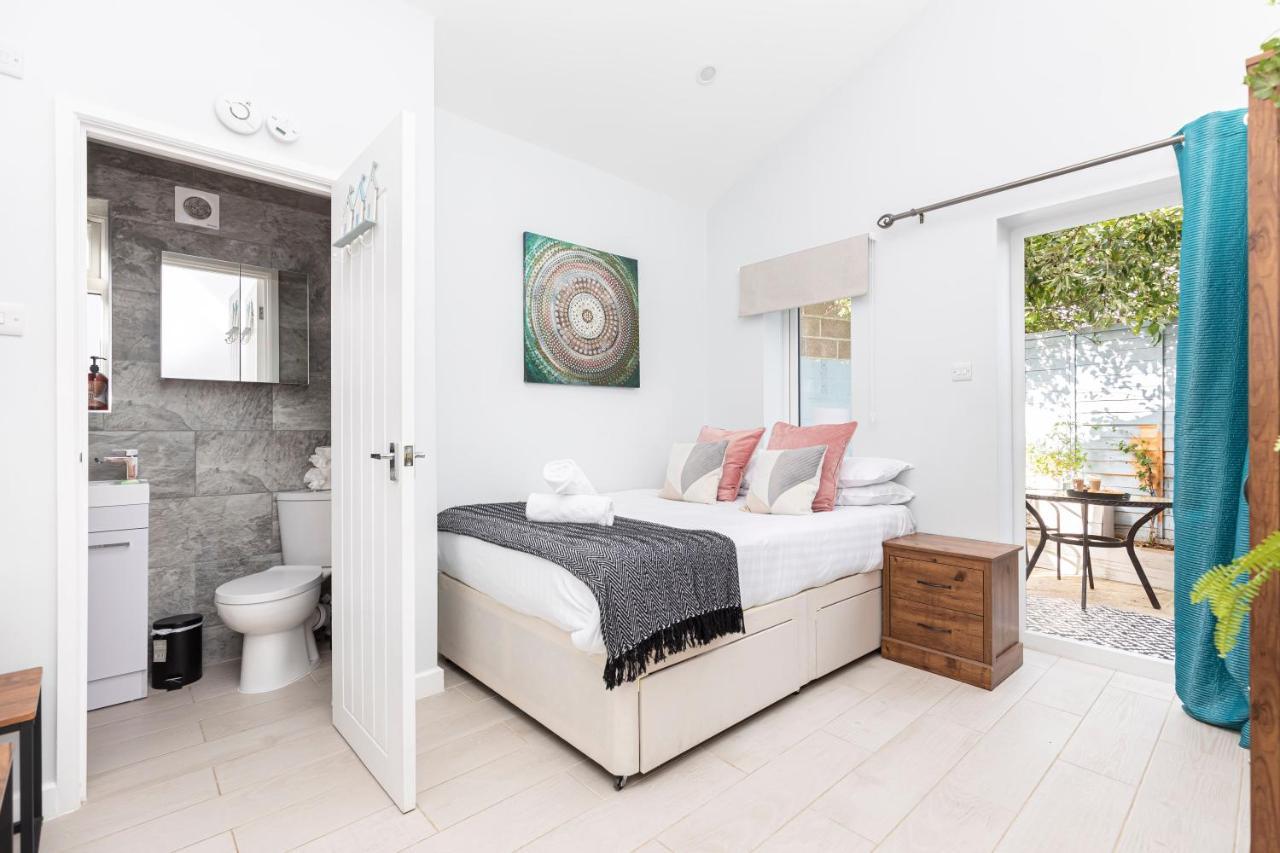 New, Stylish Studio Flat With Private Patio And Free On-Street Parking Check Out At 11Am Bournemouth Bagian luar foto
