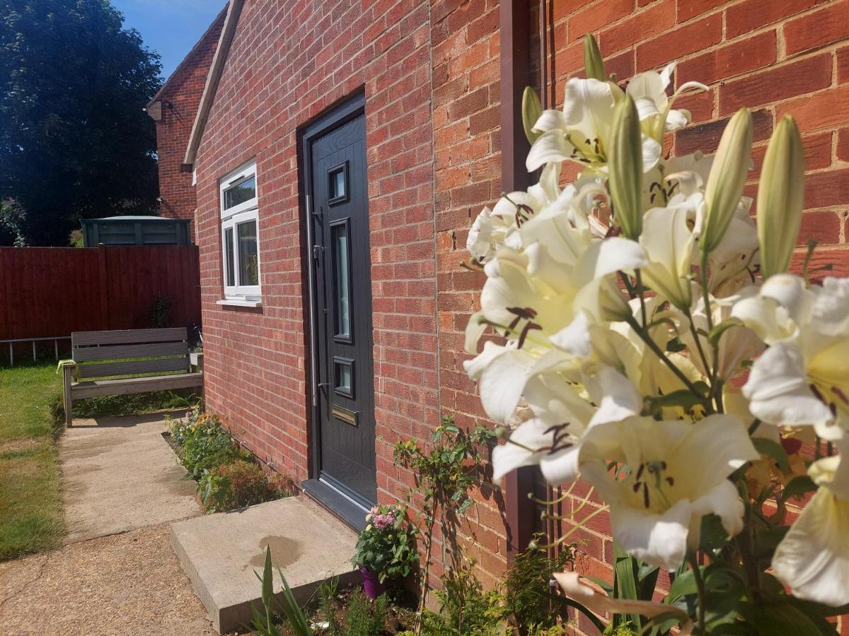 New, Stylish Studio Flat With Private Patio And Free On-Street Parking Check Out At 11Am Bournemouth Bagian luar foto