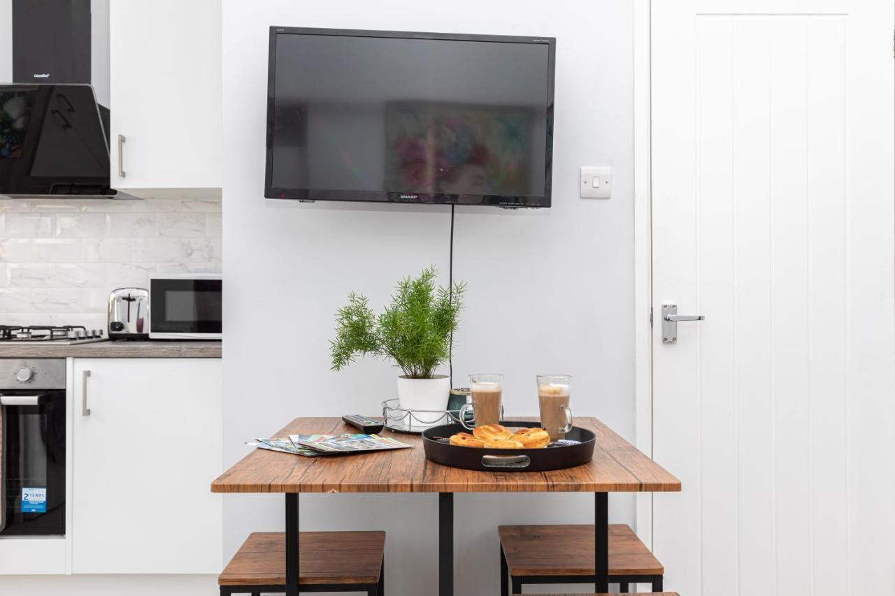 New, Stylish Studio Flat With Private Patio And Free On-Street Parking Check Out At 11Am Bournemouth Bagian luar foto