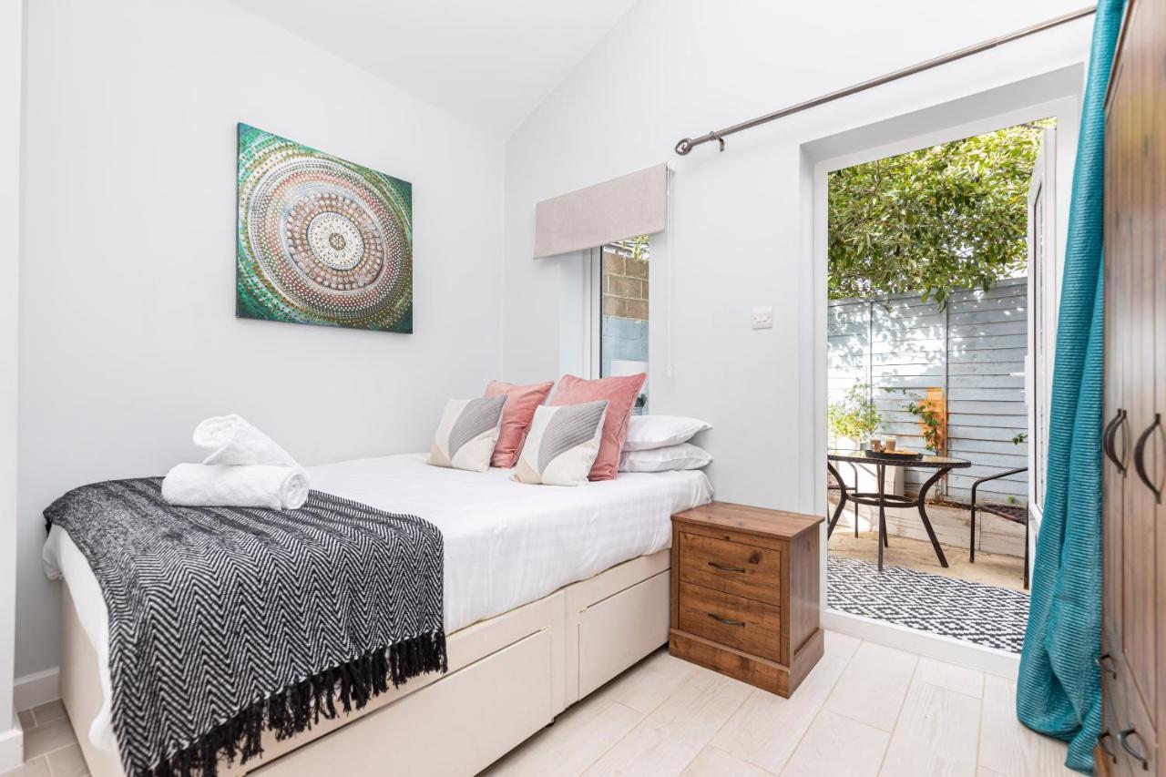 New, Stylish Studio Flat With Private Patio And Free On-Street Parking Check Out At 11Am Bournemouth Bagian luar foto