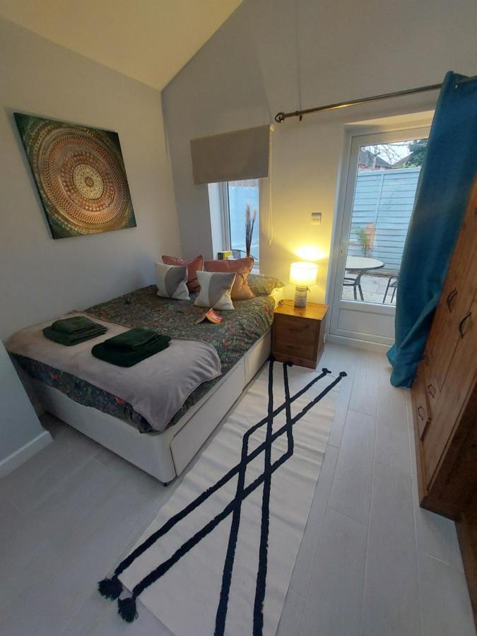 New, Stylish Studio Flat With Private Patio And Free On-Street Parking Check Out At 11Am Bournemouth Bagian luar foto
