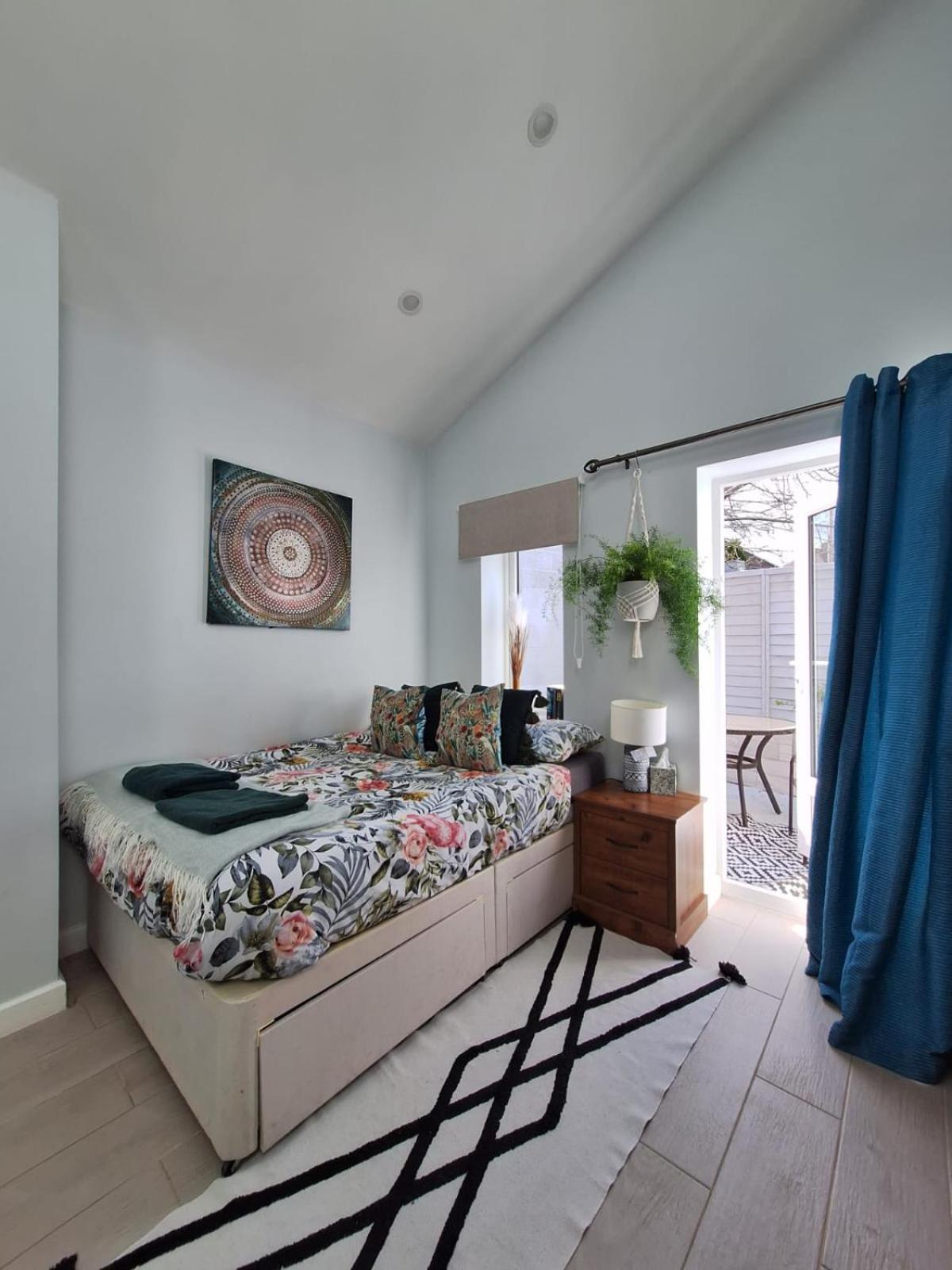 New, Stylish Studio Flat With Private Patio And Free On-Street Parking Check Out At 11Am Bournemouth Bagian luar foto