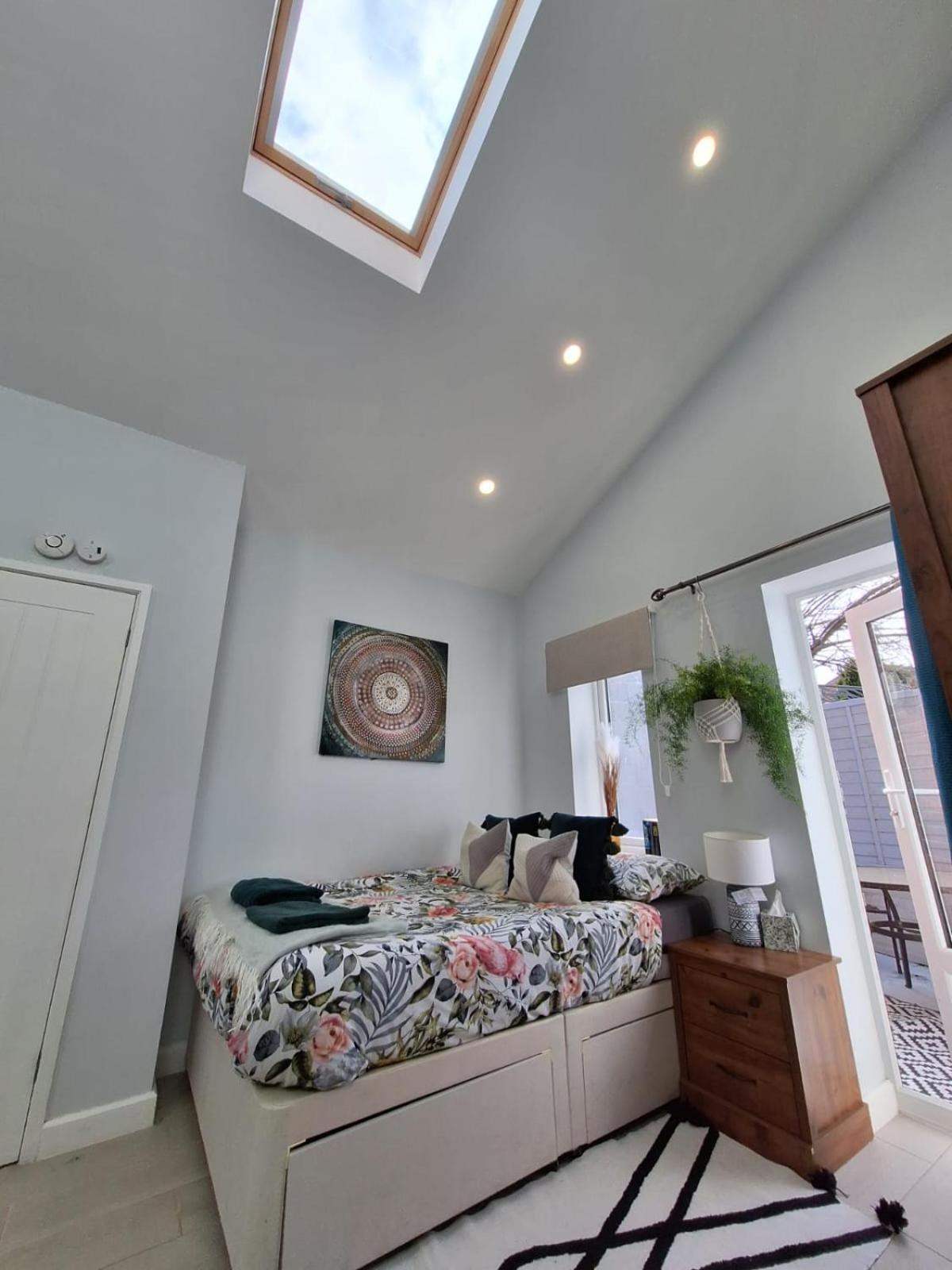 New, Stylish Studio Flat With Private Patio And Free On-Street Parking Check Out At 11Am Bournemouth Bagian luar foto