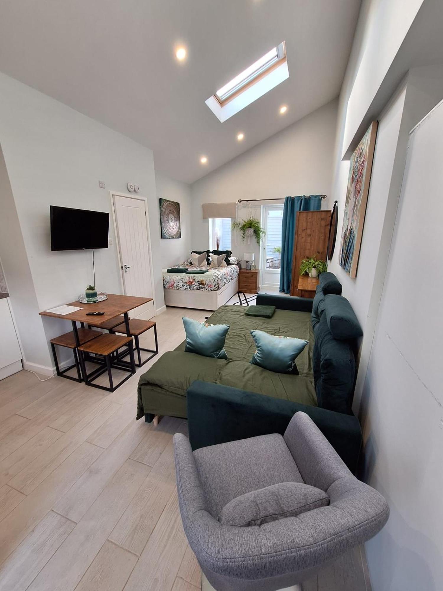 New, Stylish Studio Flat With Private Patio And Free On-Street Parking Check Out At 11Am Bournemouth Bagian luar foto