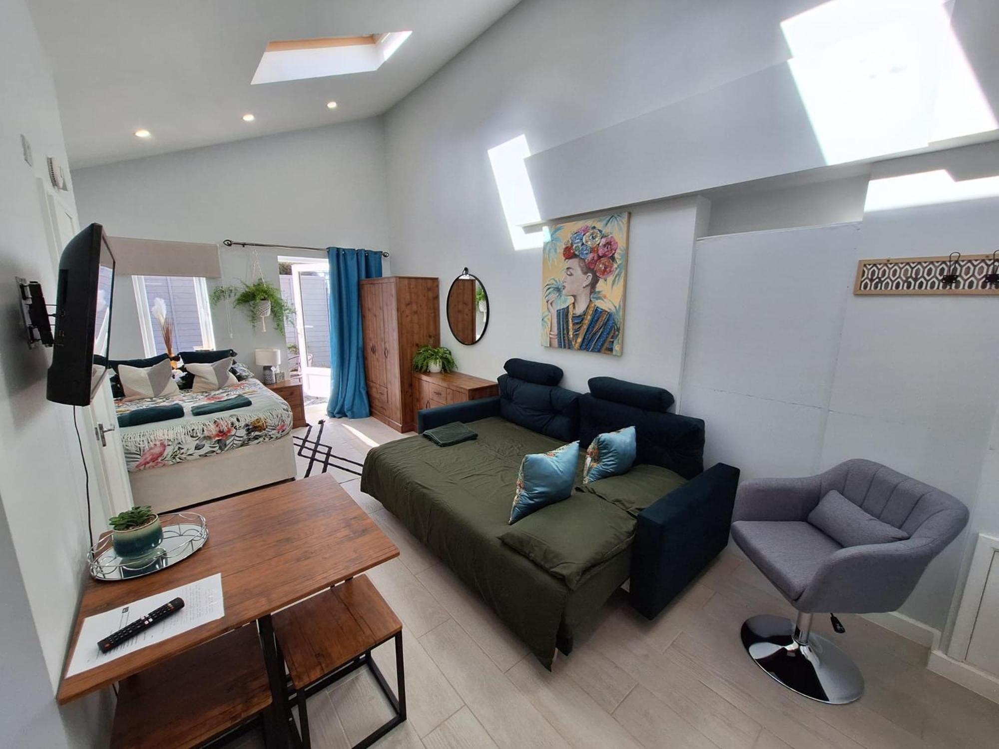 New, Stylish Studio Flat With Private Patio And Free On-Street Parking Check Out At 11Am Bournemouth Bagian luar foto