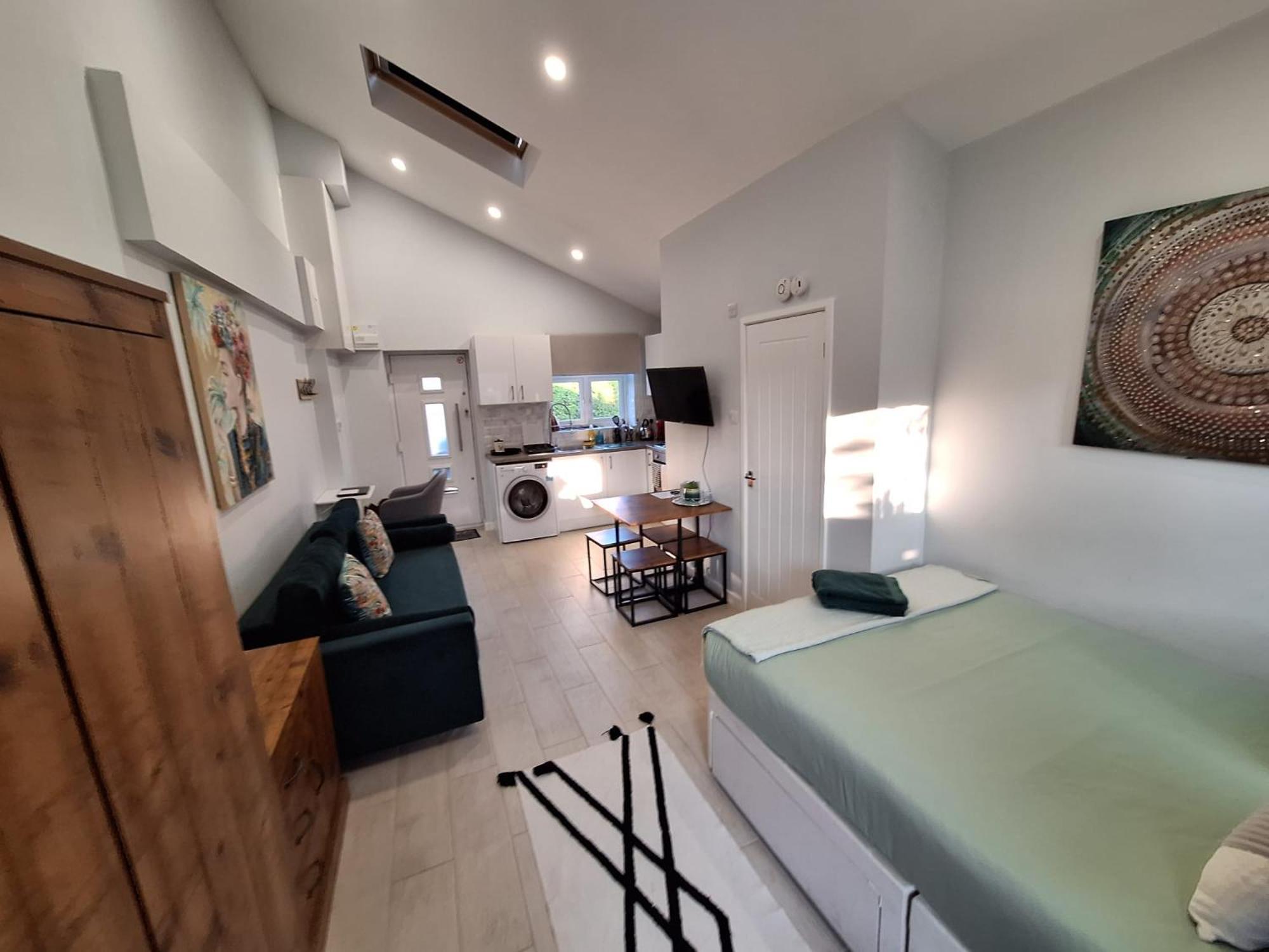New, Stylish Studio Flat With Private Patio And Free On-Street Parking Check Out At 11Am Bournemouth Bagian luar foto