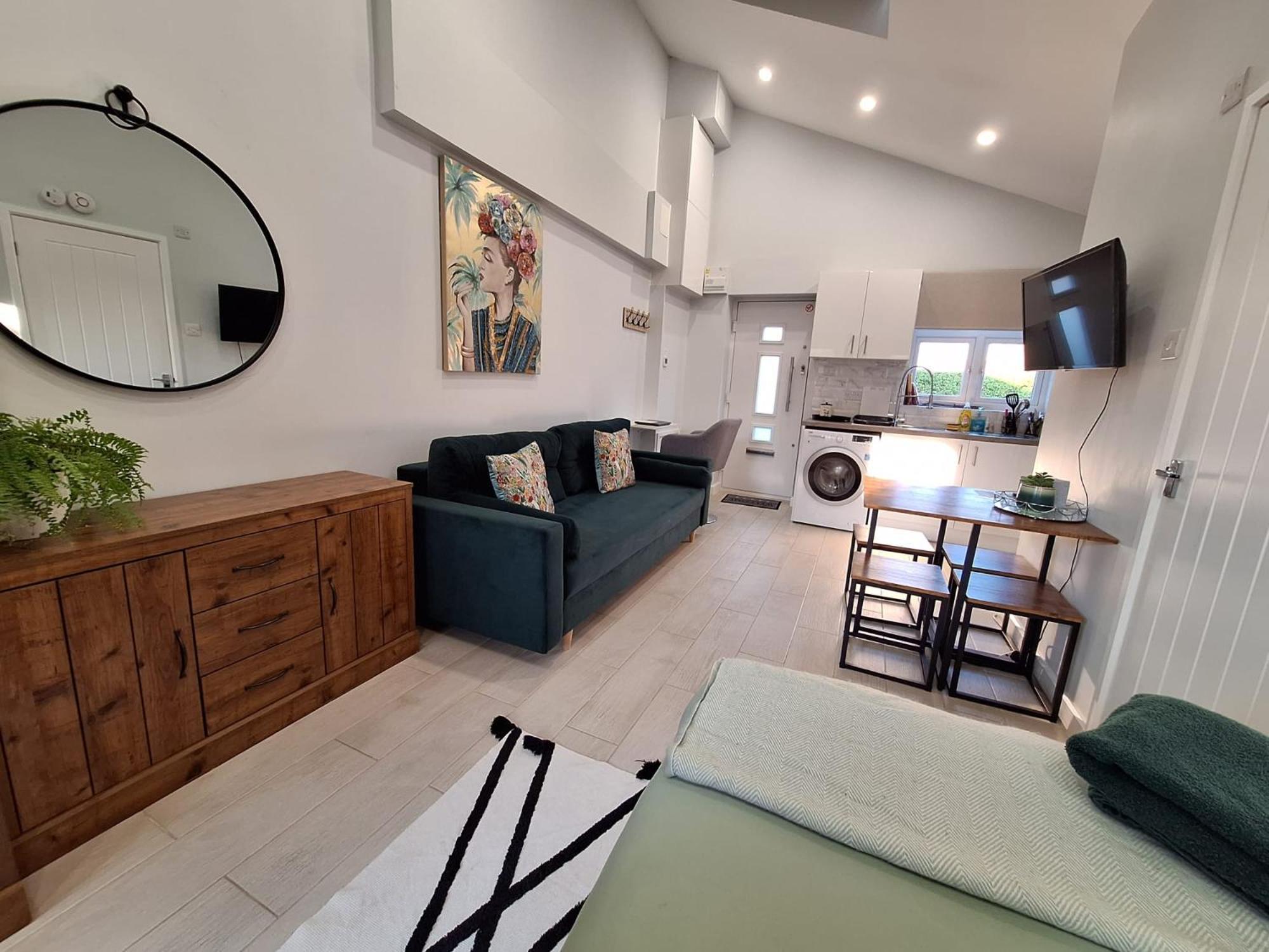 New, Stylish Studio Flat With Private Patio And Free On-Street Parking Check Out At 11Am Bournemouth Bagian luar foto