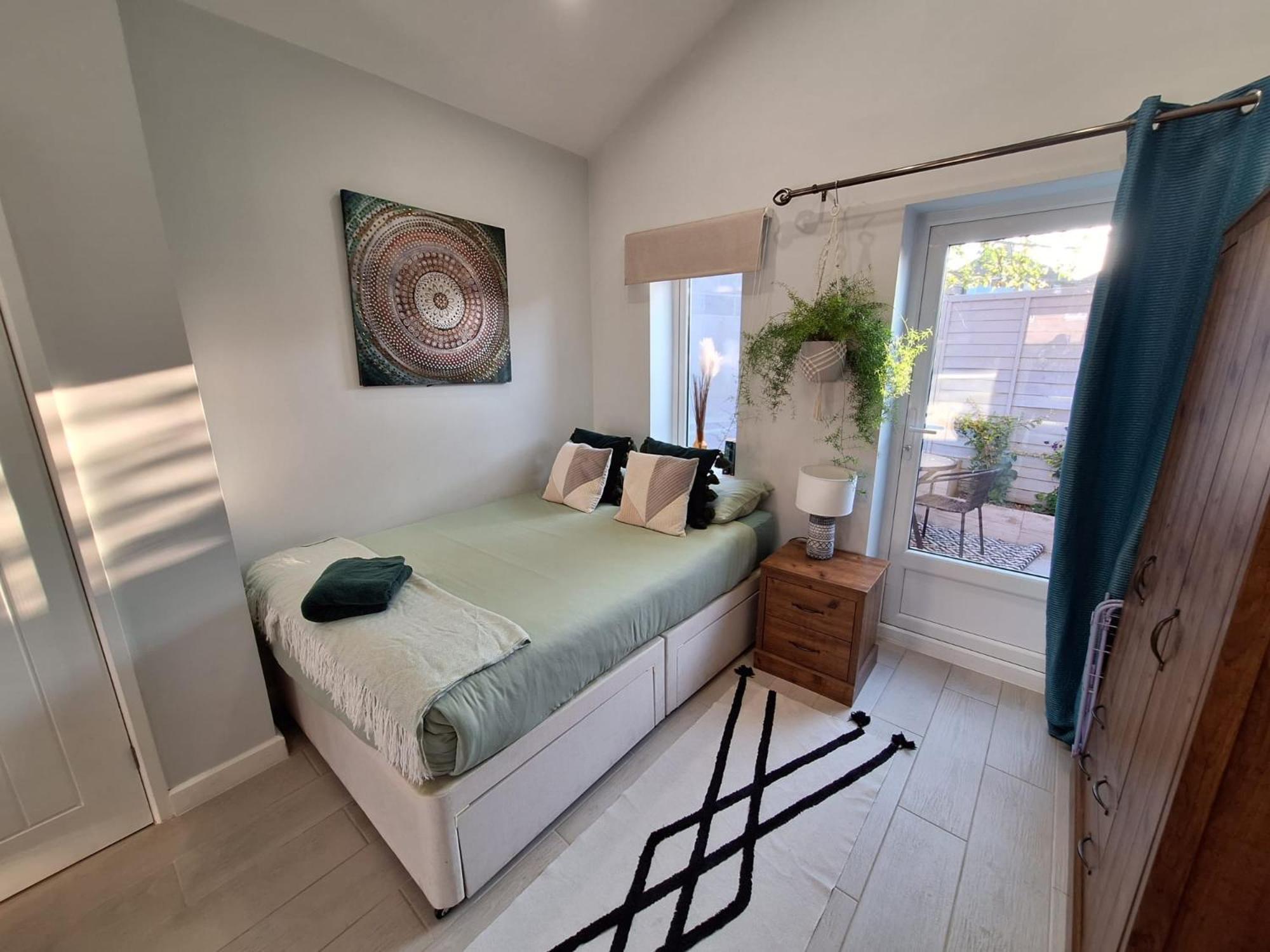New, Stylish Studio Flat With Private Patio And Free On-Street Parking Check Out At 11Am Bournemouth Bagian luar foto