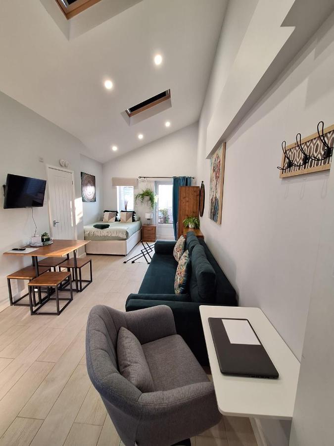 New, Stylish Studio Flat With Private Patio And Free On-Street Parking Check Out At 11Am Bournemouth Bagian luar foto