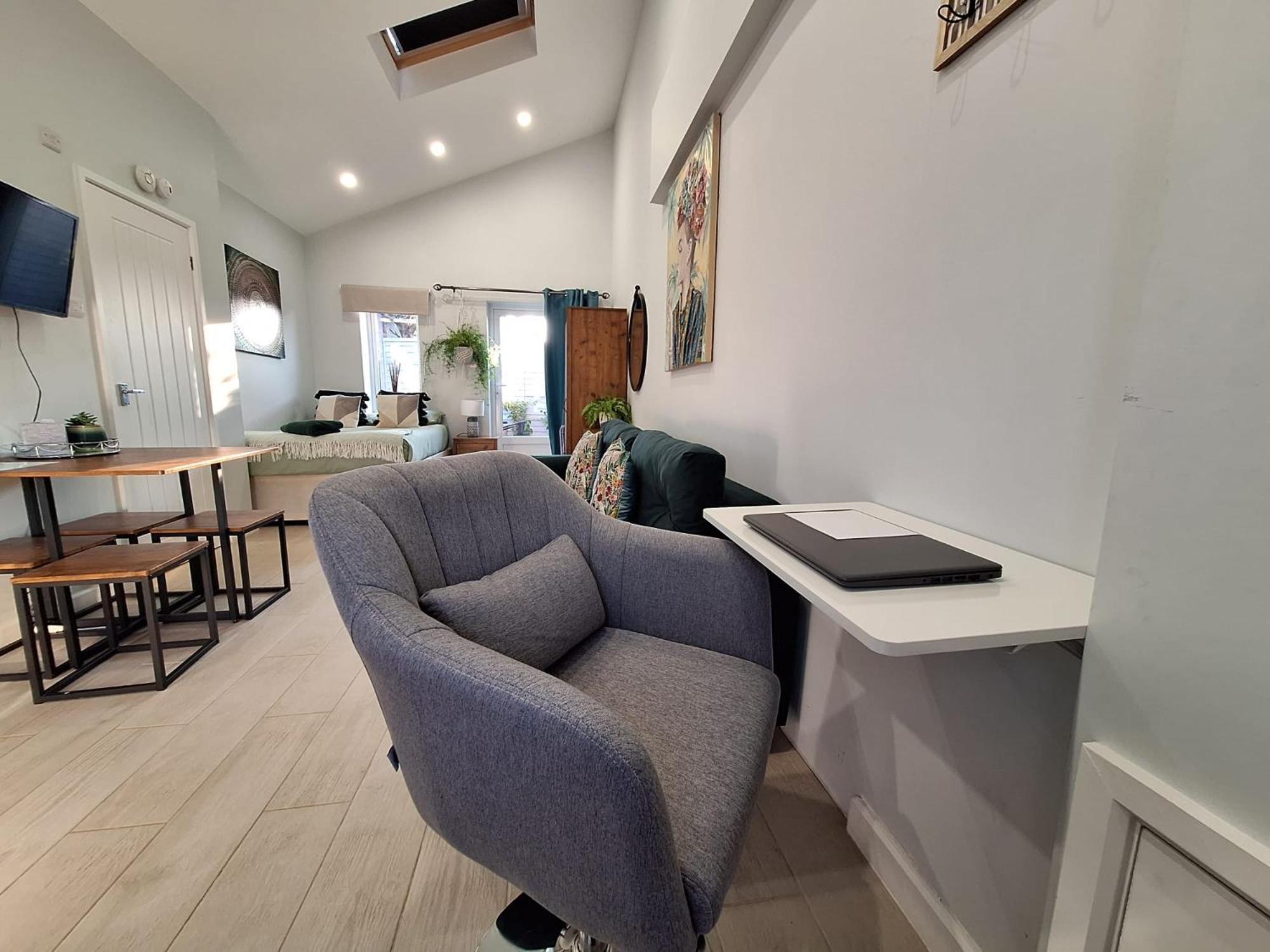 New, Stylish Studio Flat With Private Patio And Free On-Street Parking Check Out At 11Am Bournemouth Bagian luar foto