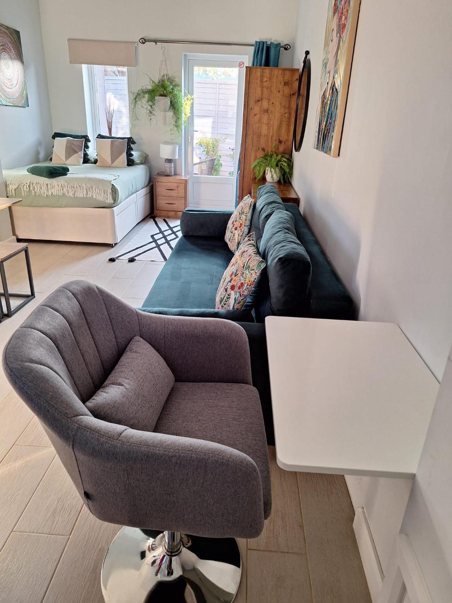 New, Stylish Studio Flat With Private Patio And Free On-Street Parking Check Out At 11Am Bournemouth Bagian luar foto